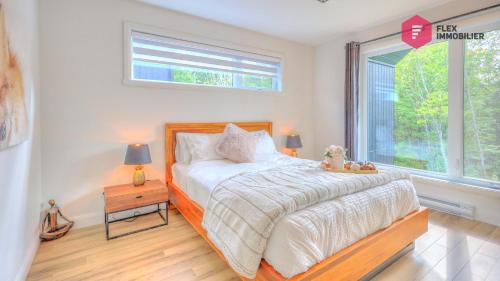 1 dormitorio con cama y ventana en La Villa Éden-SPA de Portneuf / Relaxation and activities aplenty en Pont-Rouge