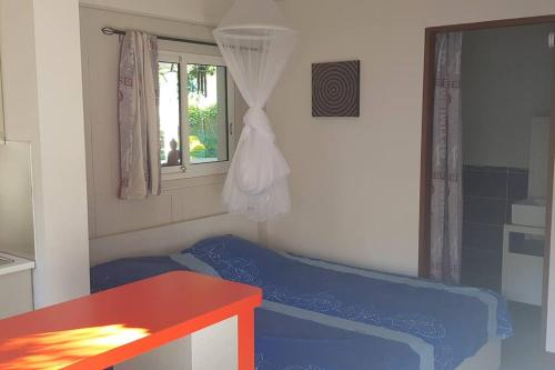 Postel nebo postele na pokoji v ubytování Studio moderne climatisé avec jardin, plage à pied