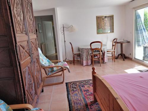 Ein Sitzbereich in der Unterkunft T1 ou T2 dans villa avec jardin proche Biarritz