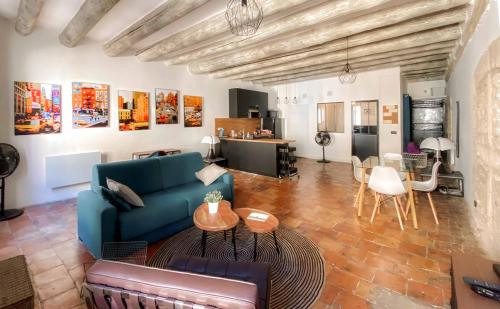 un soggiorno con divano blu e tavolo di LE LOFT ESTIENNE D'ORVES a Marsiglia