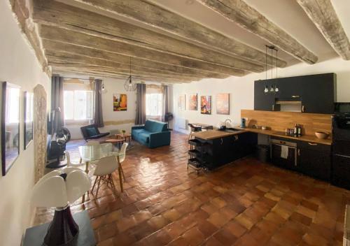 Großes Zimmer mit Küche und Wohnzimmer in der Unterkunft LE LOFT ESTIENNE D'ORVES in Marseille
