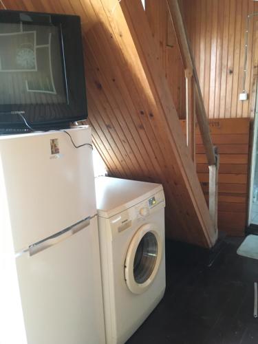 Una lavadora y secadora blancas en una habitación en Green house in Gonio economy class, en Kvariati
