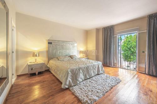 a bedroom with a bed and a large window at Nuevo apartamento en Puerto Banus in Marbella