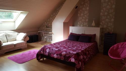 1 dormitorio con cama, sofá y ventana en CHAMBRE DANS VILLA, en Mulsanne