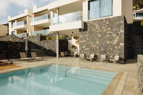 une piscine en face d'un bâtiment dans l'établissement Anamcara Suites, à Las Indias