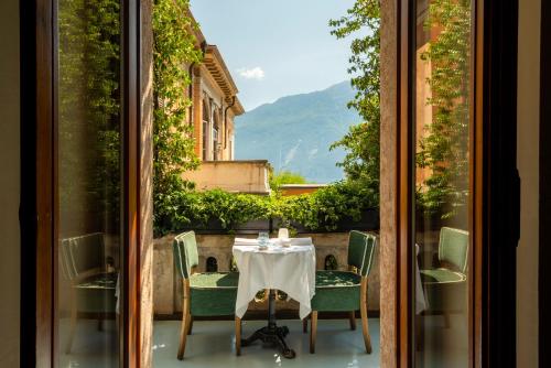 Una mesa y sillas en un balcón con vista. en Casa L'Andrunèl, en Limone sul Garda
