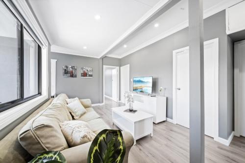 sala de estar con sofá y mesa en New 2 Bedroom House 500m to Mall with Free Parking en Bankstown