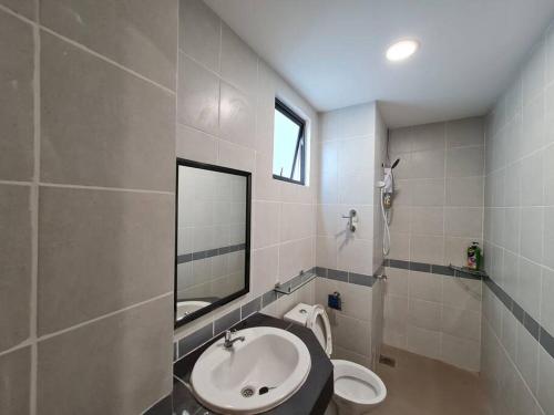 Koupelna v ubytování Lovely 1878 Apartment 3-bedrooms with free parking