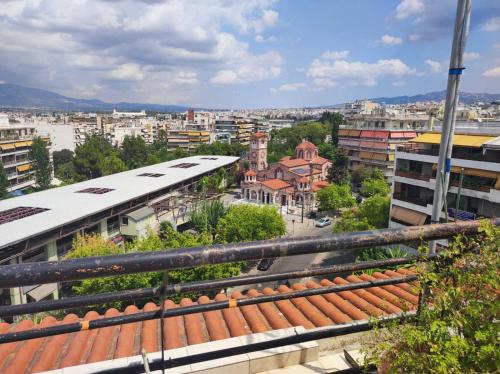 Blick auf eine Stadt vom Dach eines Gebäudes in der Unterkunft ΤΟ ΡΕΤΙΡΕ in Athen