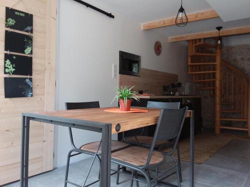 Kuchyňa alebo kuchynka v ubytovaní Gîte - à l'Ombre du Teil