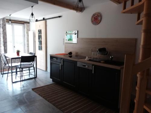 Kuchyňa alebo kuchynka v ubytovaní Gîte - à l'Ombre du Teil