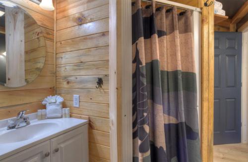 een badkamer met een wastafel en een douchegordijn bij Top of the Town in Creede