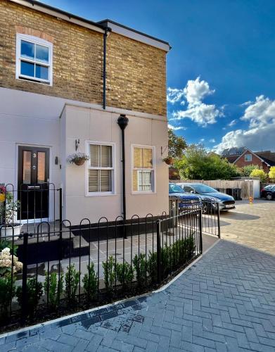 Φωτογραφία από το άλμπουμ του Entire Mews House, Free Parking, just 25 Mins to central London, 2 min walk to station σε West Byfleet