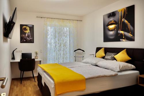 1 dormitorio con cama, escritorio y ventana en Luxuriöses Apartment mit Garten & Terrasse in der Nähe vom See im schönen Salzkammergut en Gmunden