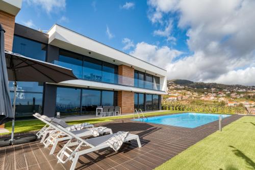 an image of a house with a swimming pool at Vila Inanda in Ponta do Sol