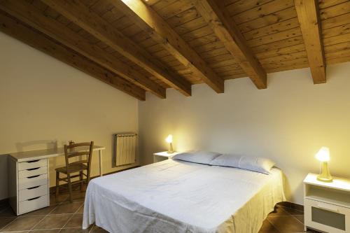 - une chambre avec un lit, un bureau et une chaise dans l'établissement Villa Sara sull'etna con Piscina, à Viagrande