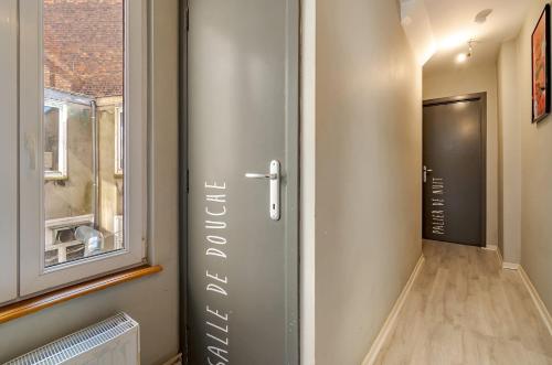 韋爾維耶的住宿－Appartement 20 min du Circuit Spa-Francorchamps,，走廊上设有门和窗户