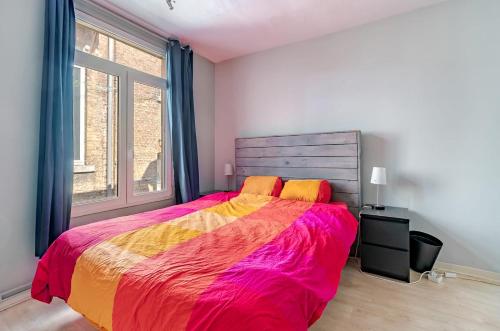 - une chambre avec un grand lit et une fenêtre dans l'établissement Appartement 20 min du Circuit Spa-Francorchamps,, à Verviers