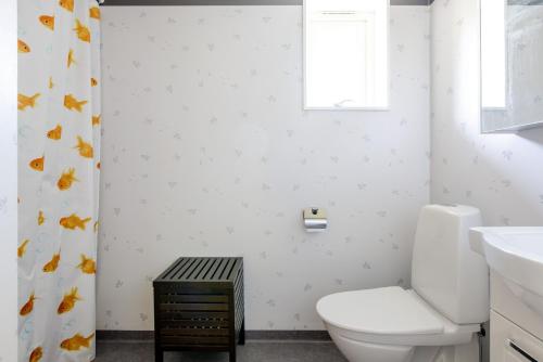 Rural apartment in Sjoared في ماركاريد: حمام مع مرحاض ومغسلة ونافذة