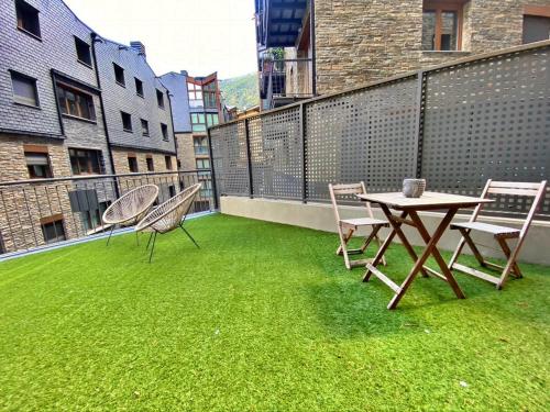 a patio with a table and chairs on a balcony at Apartamento en Encamp, Anyó 2. Hasta 6 personas in Encamp
