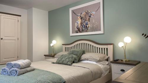 ein Schlafzimmer mit einem Bett und ein Bild eines Pferdes an der Wand in der Unterkunft The Forge, Elegant Luxury Apartment with Bike store - Sleeps 4 in Wick