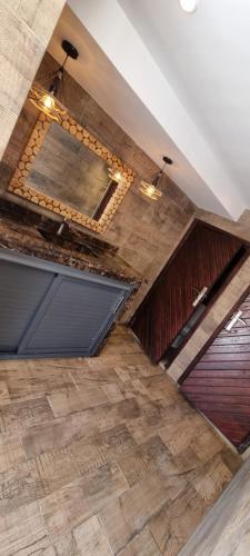 Camera con pavimento piastrellato e soffitto. di Hotel Beach Club la Perle a El Jadida