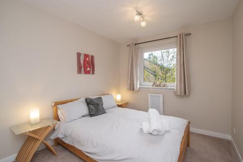 Säng eller sängar i ett rum på The Kelvin - Peaceful West End River View Property