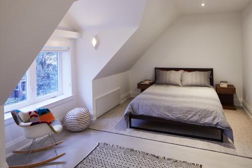 Un pat sau paturi într-o cameră la Stunning TreeTop Views at HighParkHomes dot ca