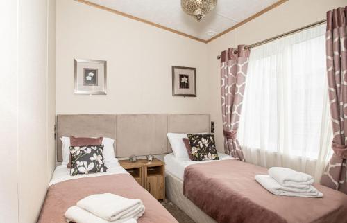 Postel nebo postele na pokoji v ubytování Stewarts Resort Lodge 29