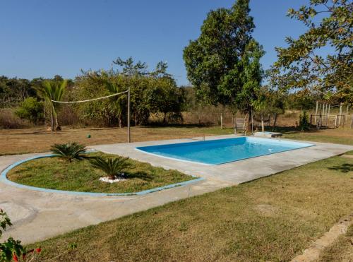 una piscina en medio de un patio en Fazenda Com Piscina e Churrasqueira Curvelo, en Curvelo