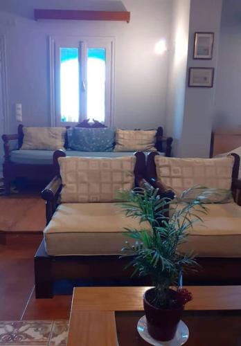 a living room with a couch and a table at Borgo Majoca - Μονοκατοικία σε κυκλαδίτικο νησί in Mési