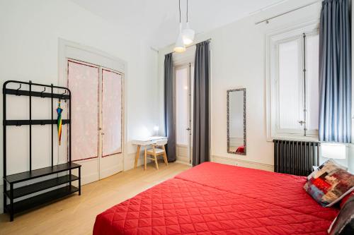 マドリードにあるEver House - CHUECA-GRAN VIAのベッドルーム1室(赤いベッドカバー付)