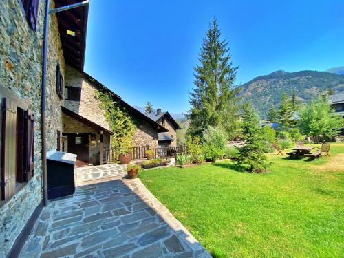 a backyard of a house with a stone walkway at Pleta de Ordino 55 Casa Rústica hasta 6 personas in Ordino