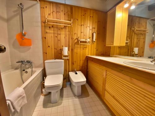 Pleta de Ordino 55 Casa Rústica hasta 6 personas في أوردينو: حمام مع مرحاض ومغسلة وحوض استحمام