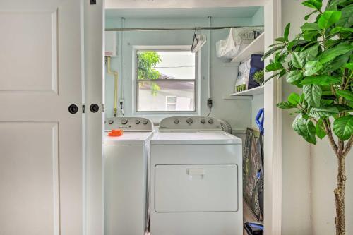 eine Waschküche mit einer Waschmaschine, einem Trockner und einem Fenster in der Unterkunft Sunny Bradenton Getaway with Poolside Oasis! in Bradenton