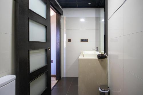 A bathroom at Hotel Villa De Setenil