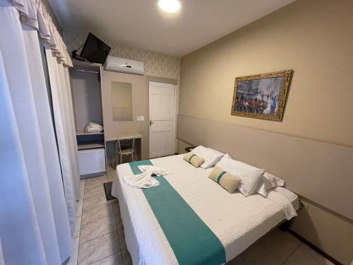 a bedroom with a large bed in a room at Hospedar Flats & Residence in Santa Cruz do Sul