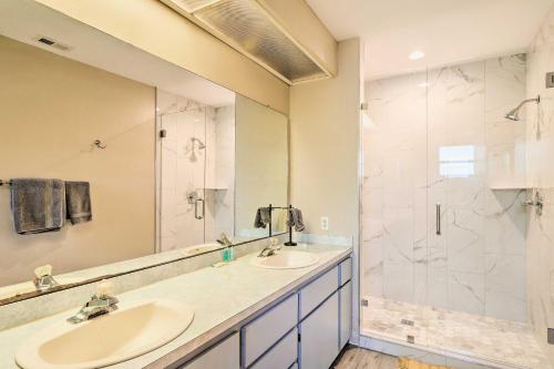 uma casa de banho com um lavatório e um chuveiro em Sunny North Fort Meyers Escape with Canal Views! em North Fort Myers