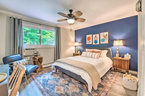 1 dormitorio con cama y pared azul en Cozy Lake Ariel Gem with Fire Pit and Resort Amenities, en Lake Ariel