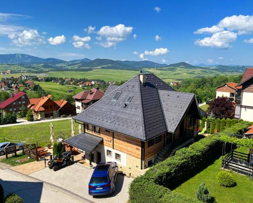 una vista aérea de una casa con un coche aparcado delante en Vila Breg Zlatibor en Zlatibor