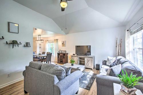 Una televisión o centro de entretenimiento en Charming Springfield Escape with Furnished Deck