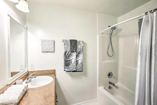 y baño blanco con lavabo y ducha. en Charming Springfield Escape with Furnished Deck, en Springfield