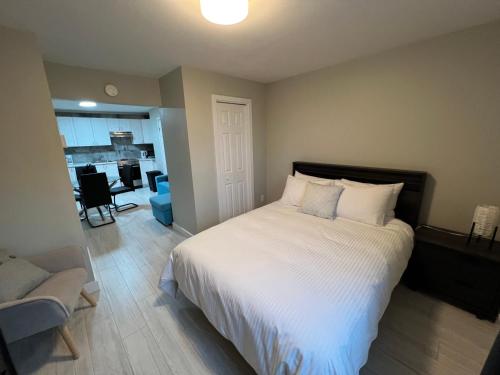 a bedroom with a bed and a living room at Le Centre-Ville in Rouyn
