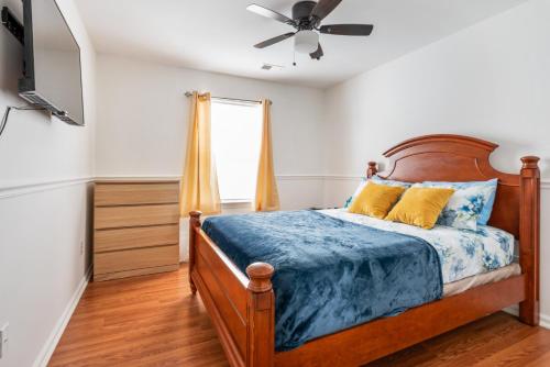 a bedroom with a bed and a ceiling fan at Spacious 3 Beds 2 Bath 10Mins FROM EWR Airport, EASY ACCESS TO NYC, Downtown Newark & 3Mins Walk to BETH ISREAL HOSPITAL in Newark