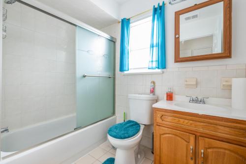 a bathroom with a toilet and a shower and a sink at Spacious 3 Beds 2 Bath 10Mins FROM EWR Airport, EASY ACCESS TO NYC, Downtown Newark & 3Mins Walk to BETH ISREAL HOSPITAL in Newark