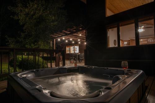 Fotografie z fotogalerie ubytování Alpine Highmark by KABINO Hot Tub Fire Pit Fully Fenced Backyard WiFi v destinaci Alpine