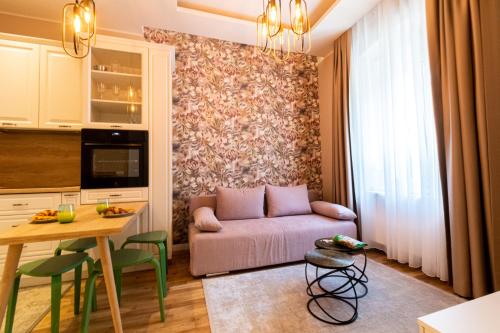 een woonkamer met een bank en een tafel bij Black Gate - Quiet Studio in the Heart of Old Town with Free Private Secured Parking in Braşov