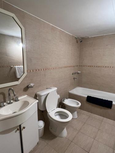 y baño con aseo, lavabo y bañera. en Ivy Bariloche en San Carlos de Bariloche