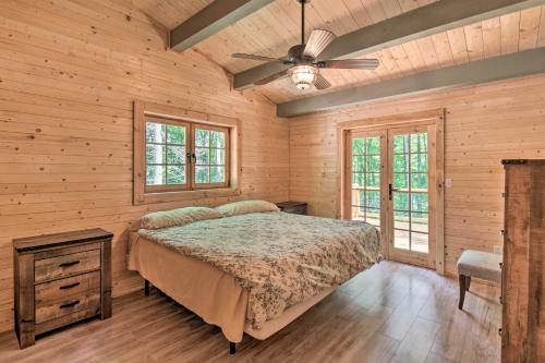 um quarto com uma cama e uma ventoinha de tecto em Otto Mountain Cabin Near Hiking with Fire Pit and Deck em Otto