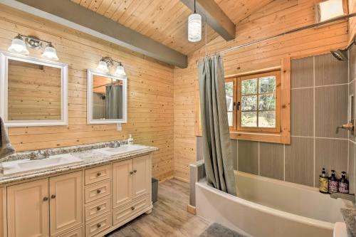 uma casa de banho com uma banheira e um lavatório e uma banheira em Otto Mountain Cabin Near Hiking with Fire Pit and Deck em Otto
